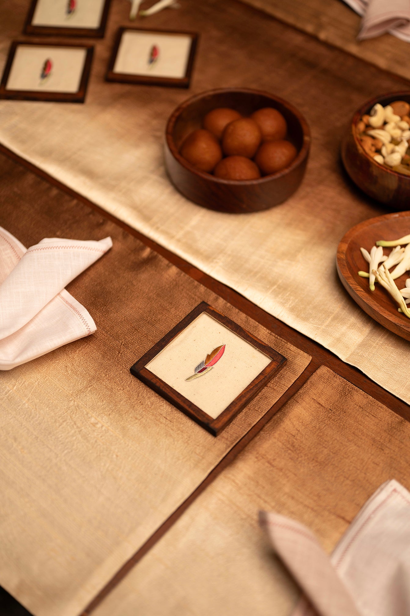 Nature's Dine Set of a Table Runner and 8 Table Mats