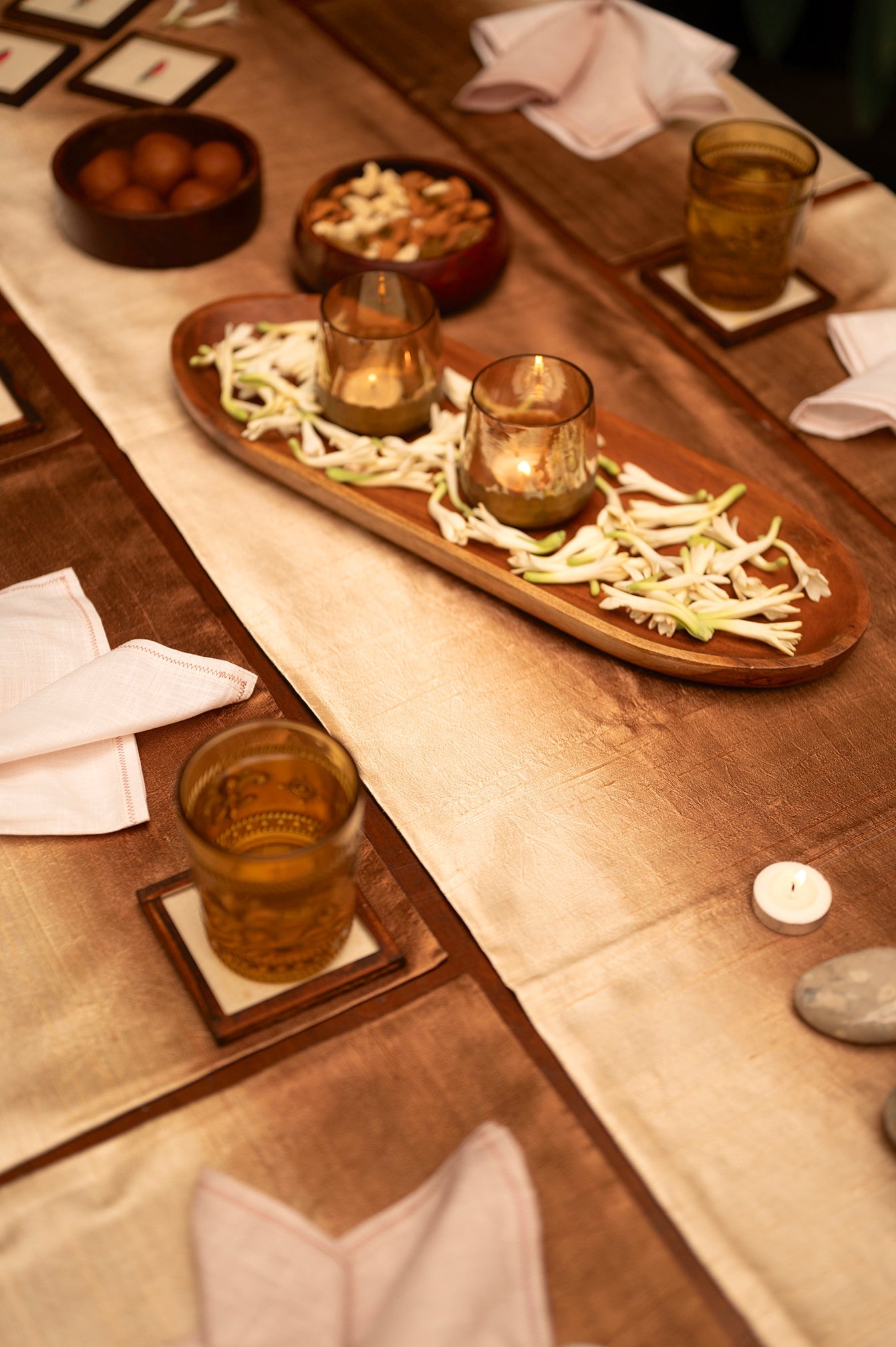 Nature's Dine Set of a Table Runner and 8 Table Mats
