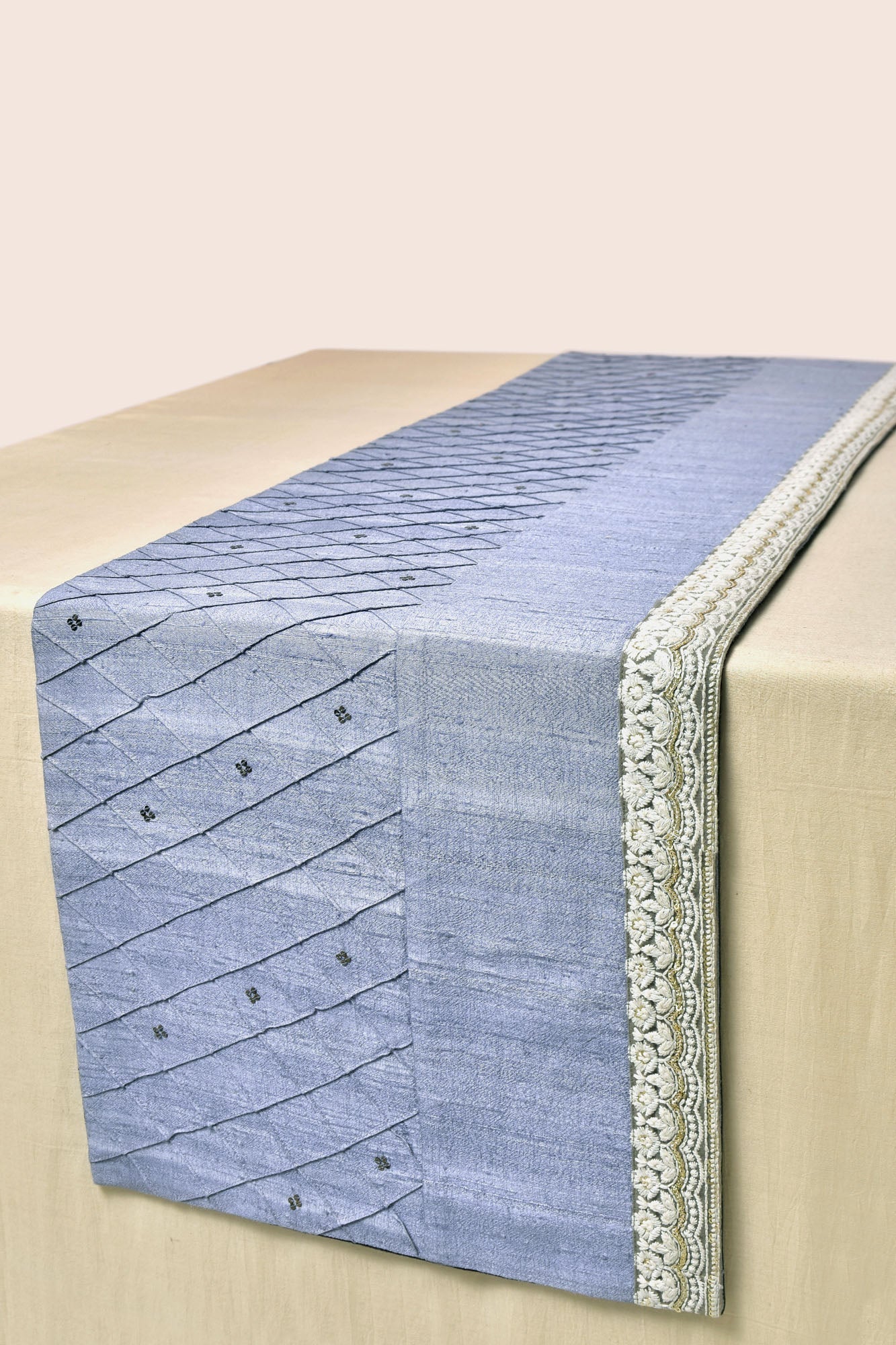 Mora Dining Set of a Table Runner and 6 Table Mats