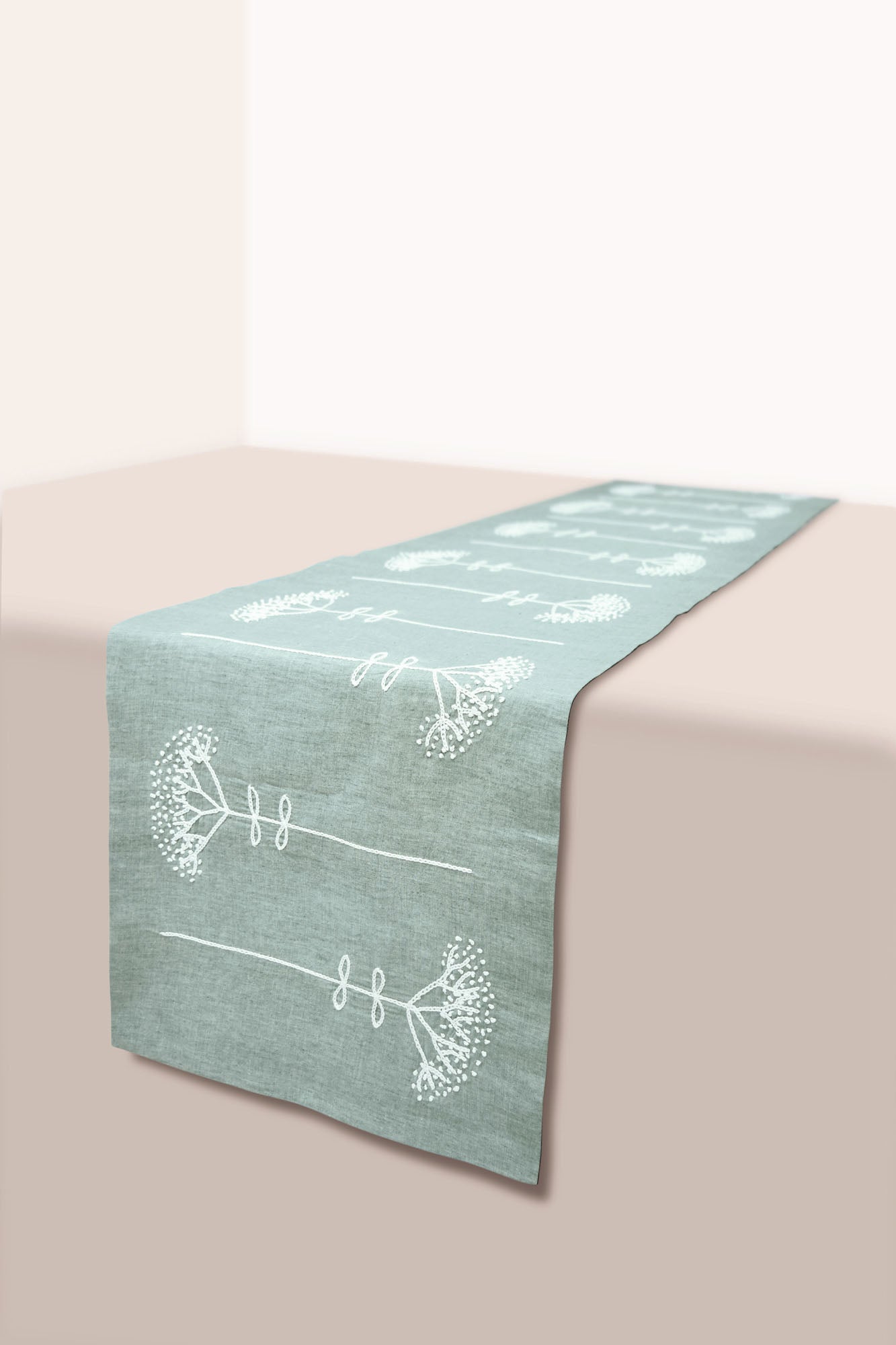 DAVEN - DINING SET OF A TABLE RUNNER AND 6 TABLE MATS. - Veaves