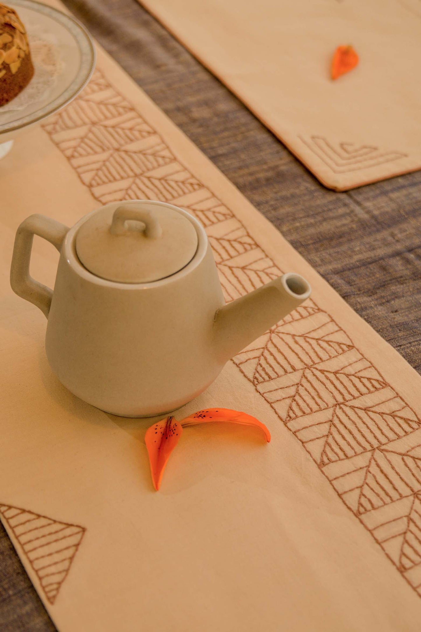 Brontes Dining Set of A Table Runner And 6 Table Mats