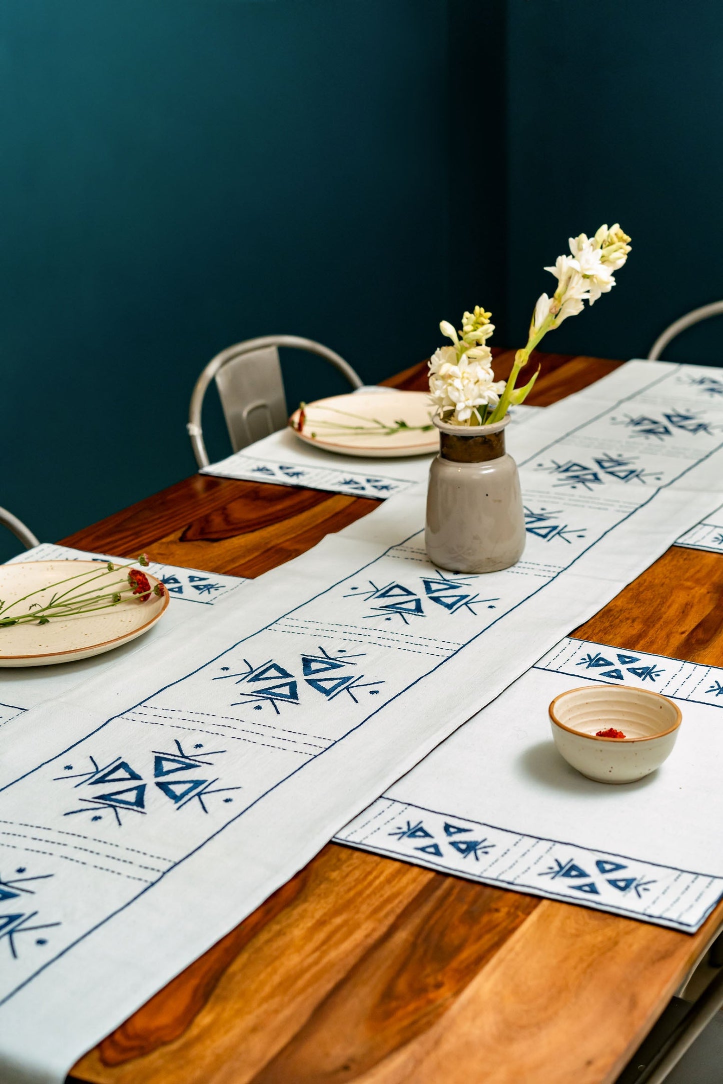 Triocy Hand Woven Dining Set of a Table runner and 6 Table mats