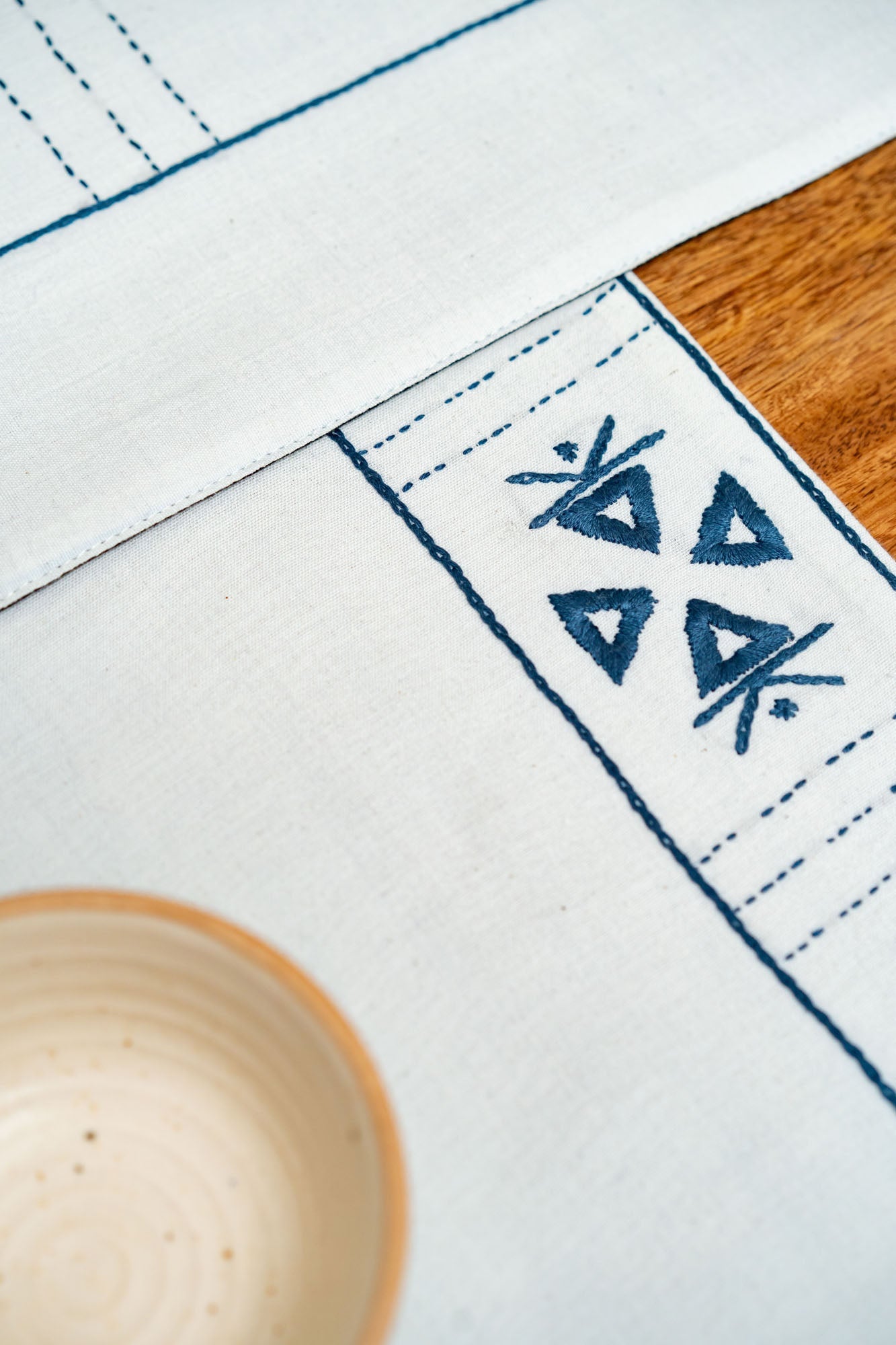 Triocy Hand Woven Dining Set of a Table runner and 6 Table mats