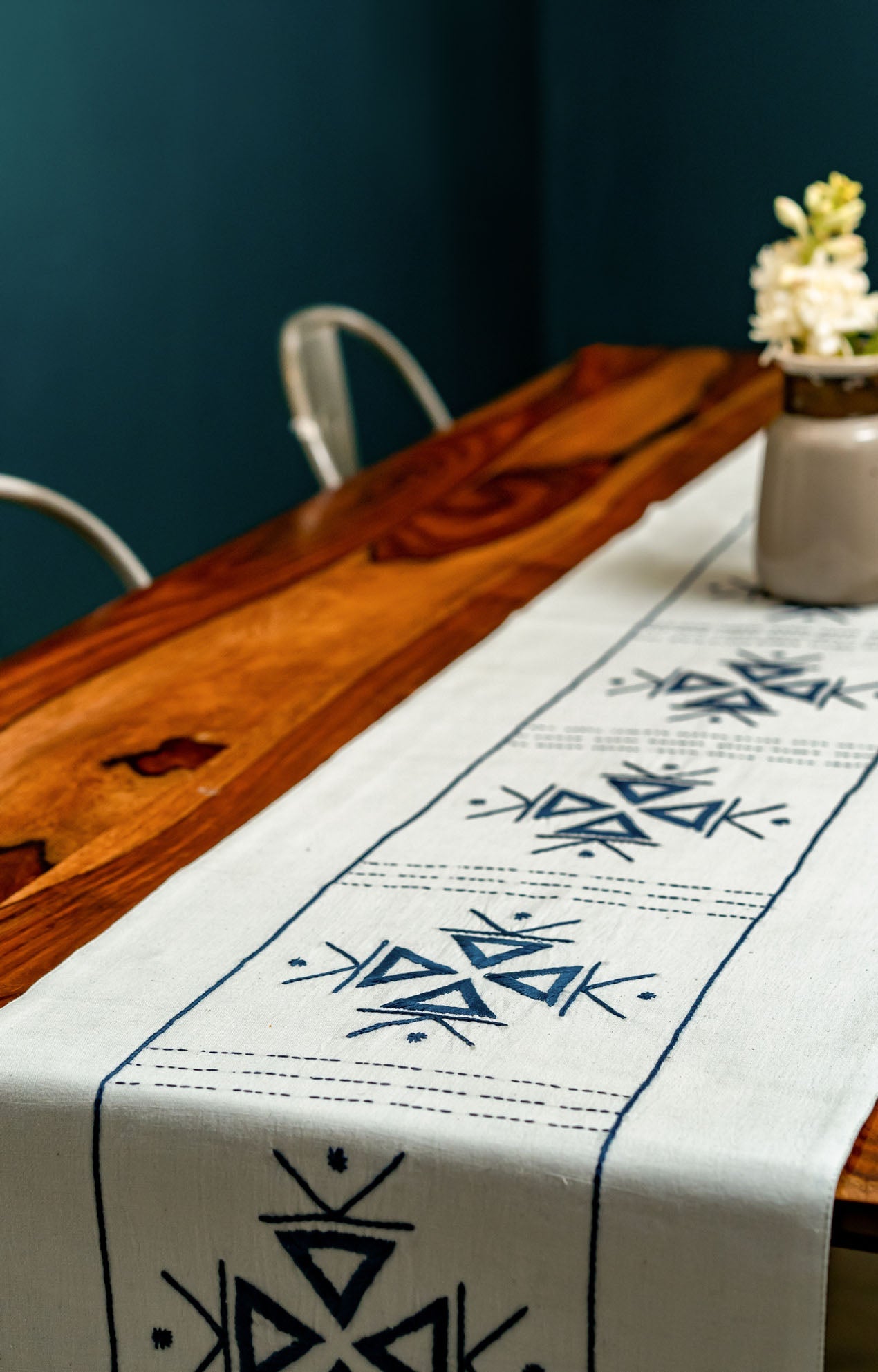 Triocy Hand Woven Dining Set of a Table runner and 6 Table mats