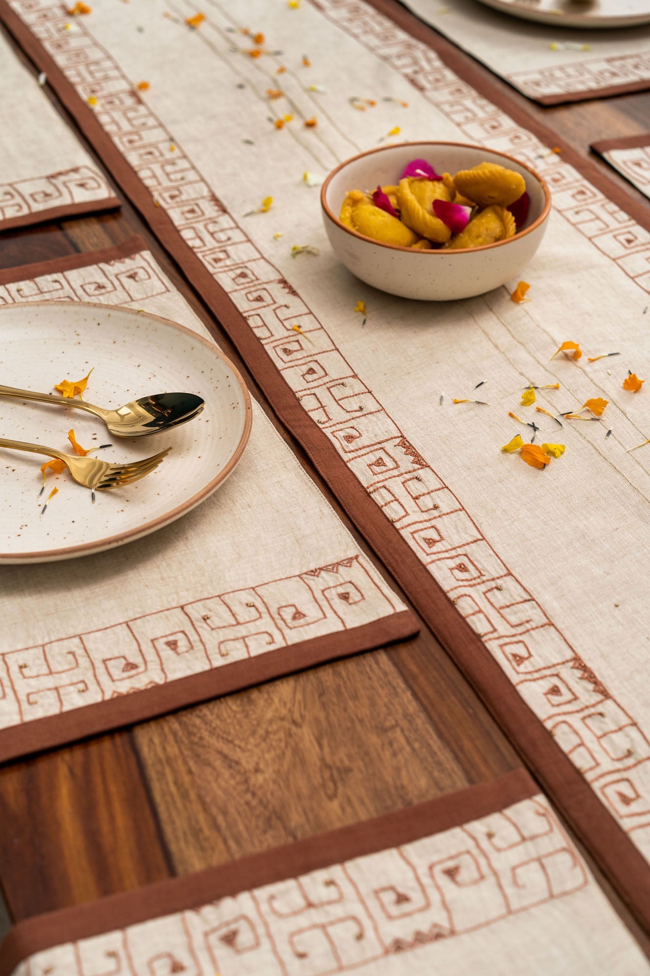 Orilla - Dining Set Of A Table Runner & 8 Table Mats