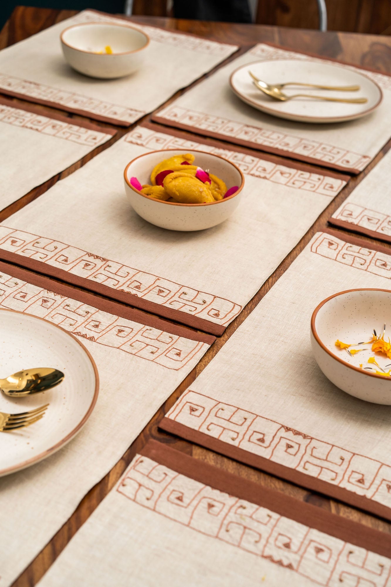 Orilla - Dining Set Of A Table Runner & 8 Table Mats