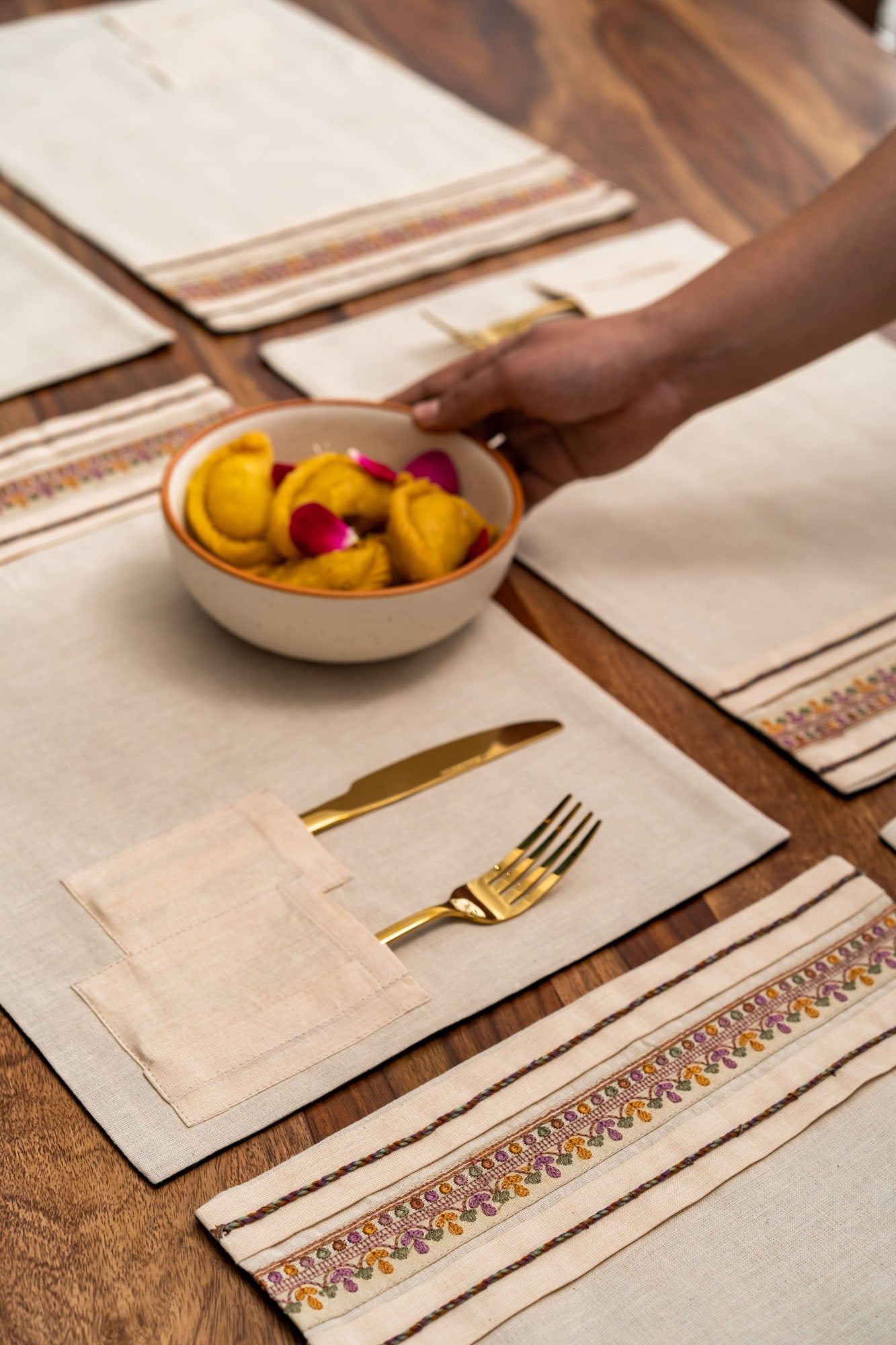 Nami no tobira - Dining Set of A table Runner & 6 Table Mats