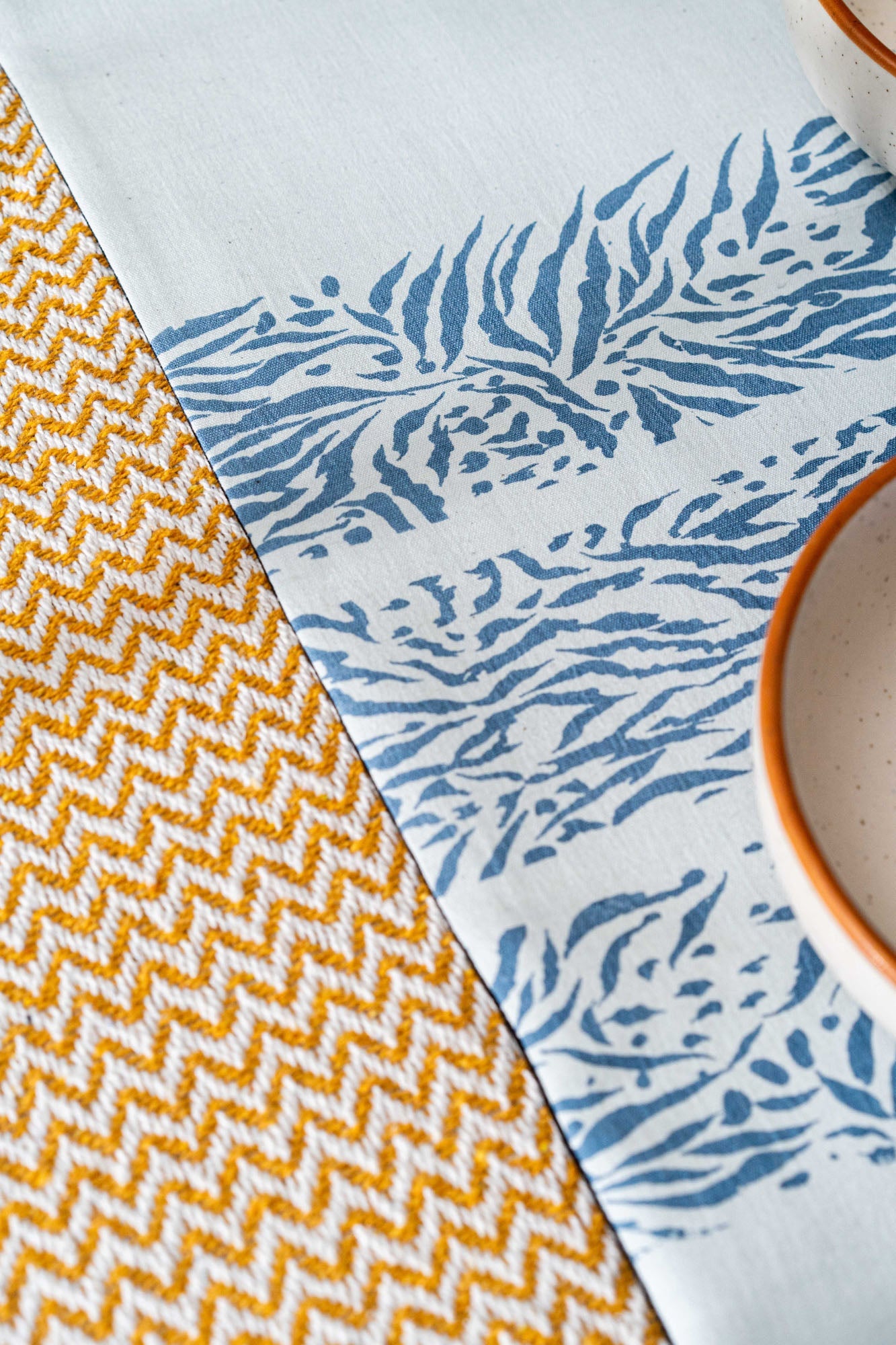 Sutoraipufurō Hand Wōven Table Runner