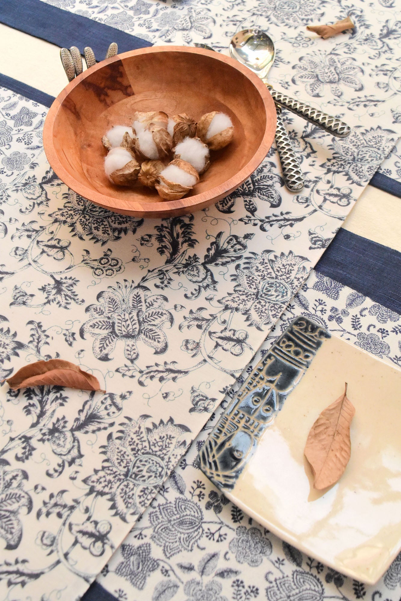 Xiomara Handwoven Dining Set of A Table Runner And 8 Table Mats