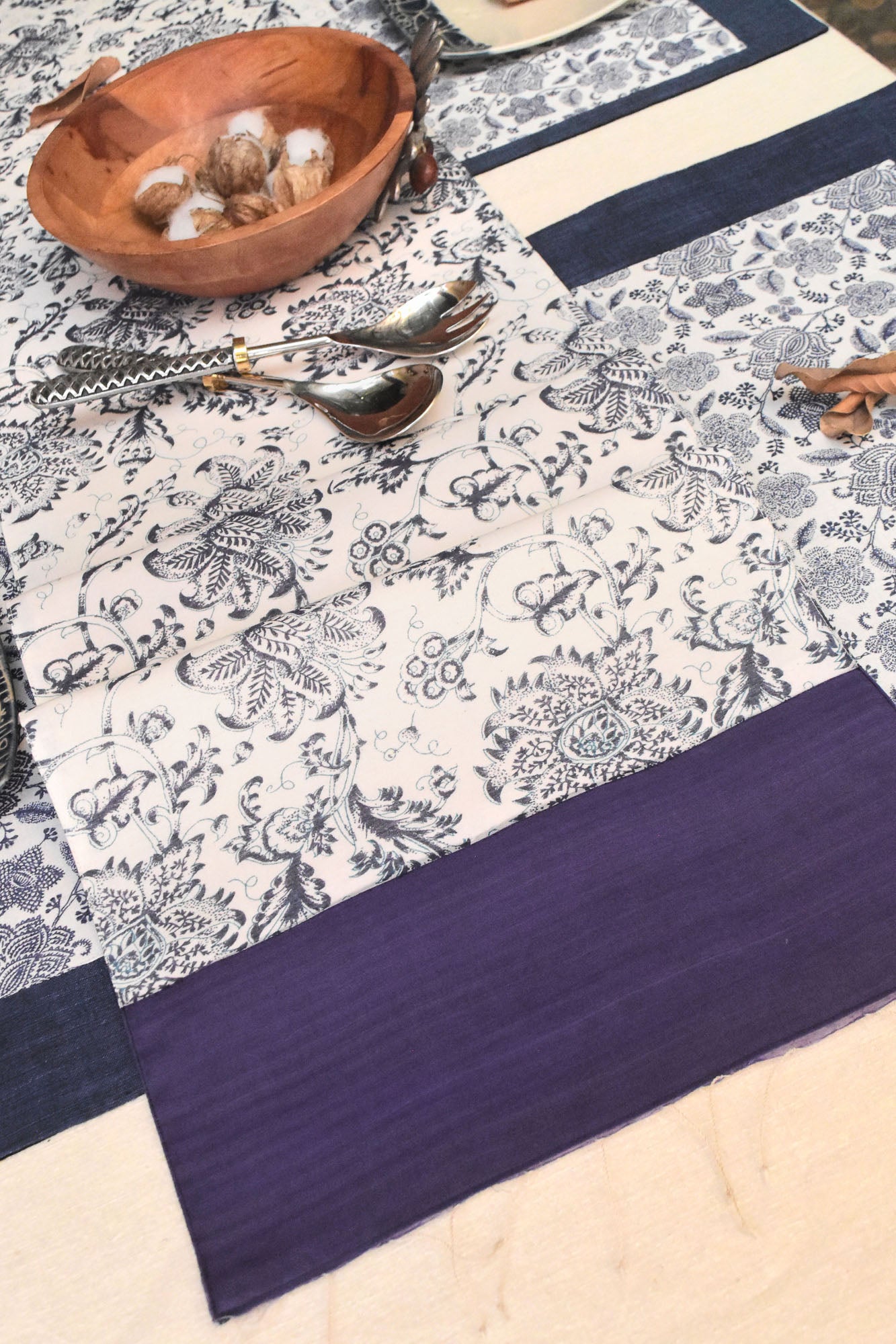 Xiomara Handwoven Dining Set of A Table Runner And 8 Table Mats
