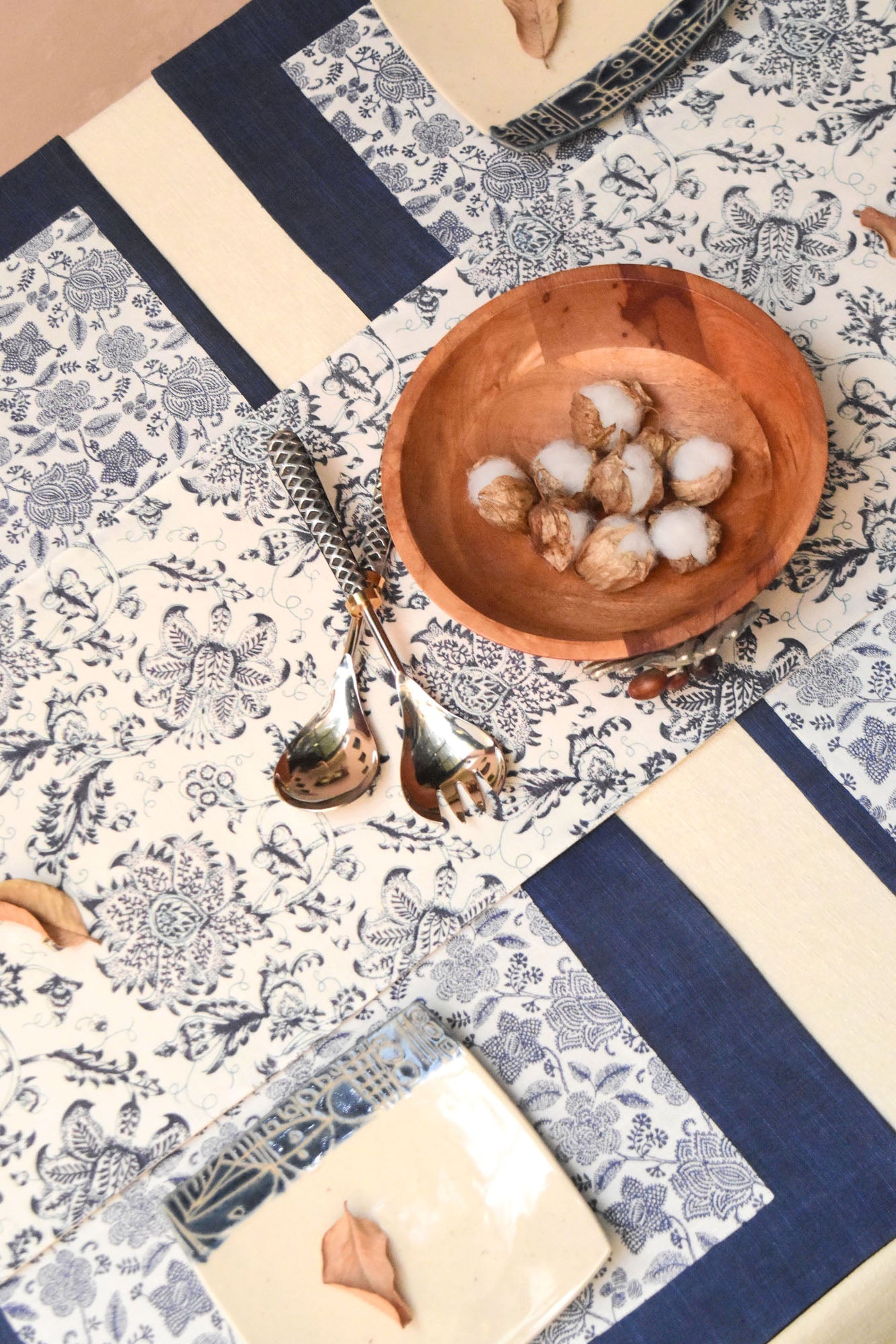 Xiomara Handwoven Dining Set of A Table Runner And 8 Table Mats