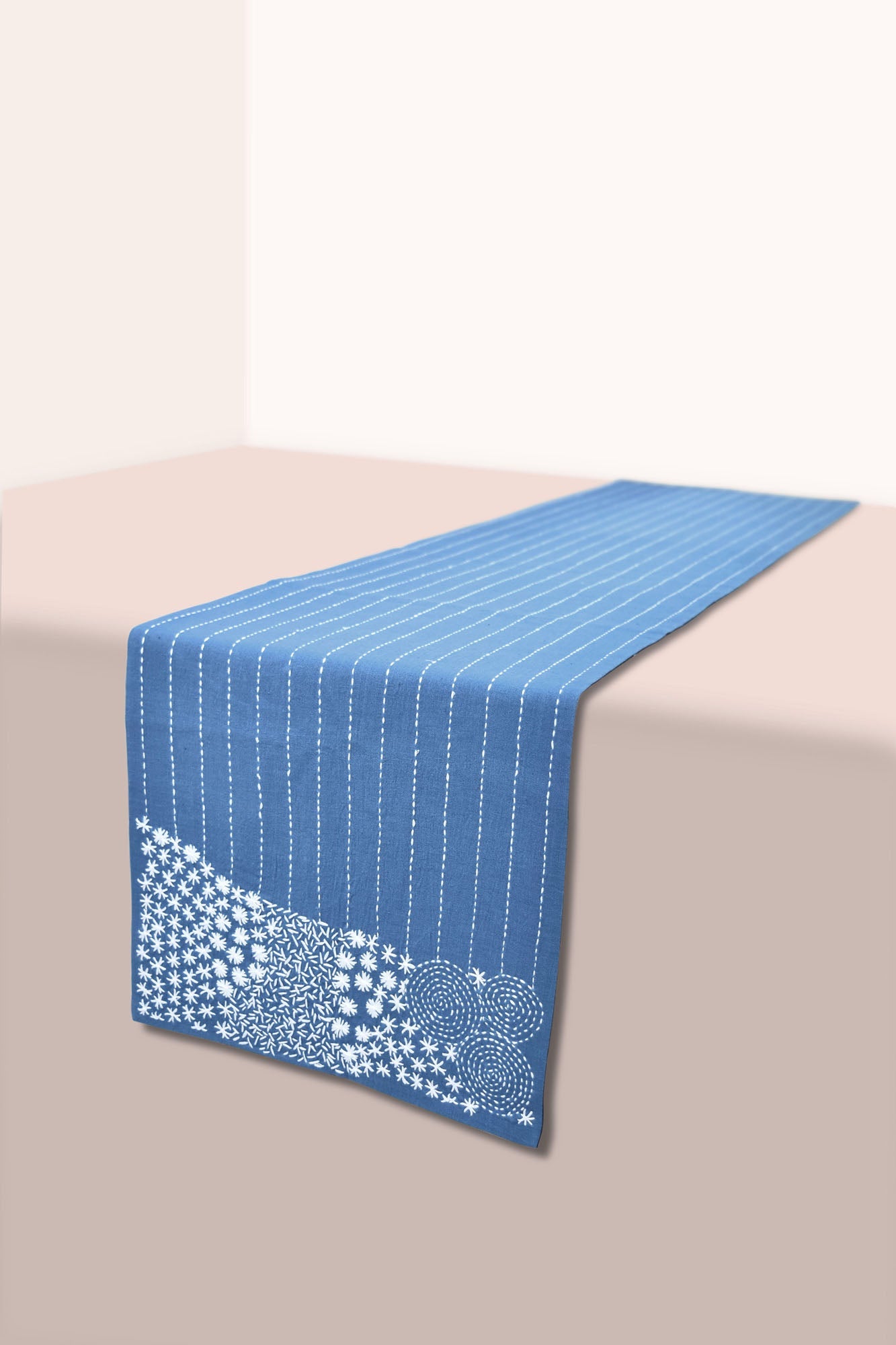 SIRIMIRI - Dining Set Of Table Runner And 8 Table Mat - Veaves