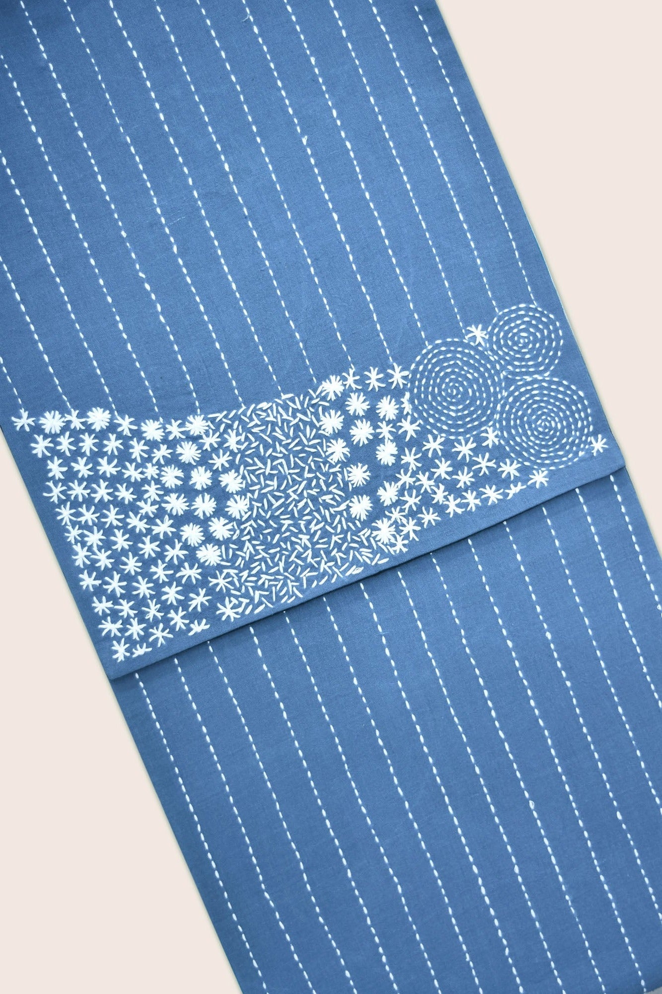 SIRIMIRI - Dining Set Of Table Runner And 8 Table Mat - Veaves
