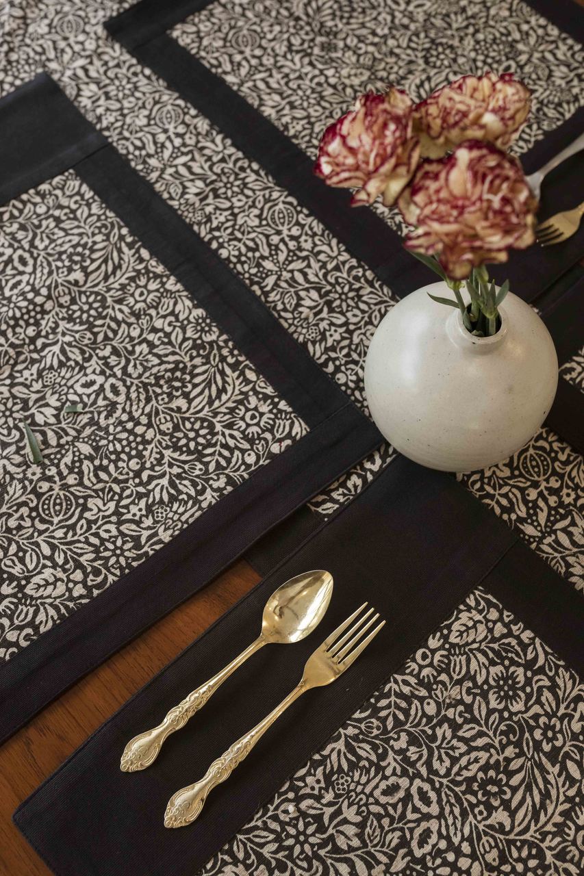 Camreigh Dining Set of A Table Runner And 8 Pcs Of Table Mats