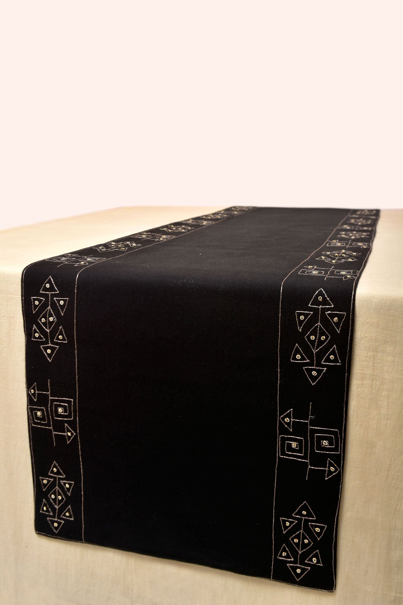 Nova - Dining Set Of Table Runner and 8 Table Mats - Veaves