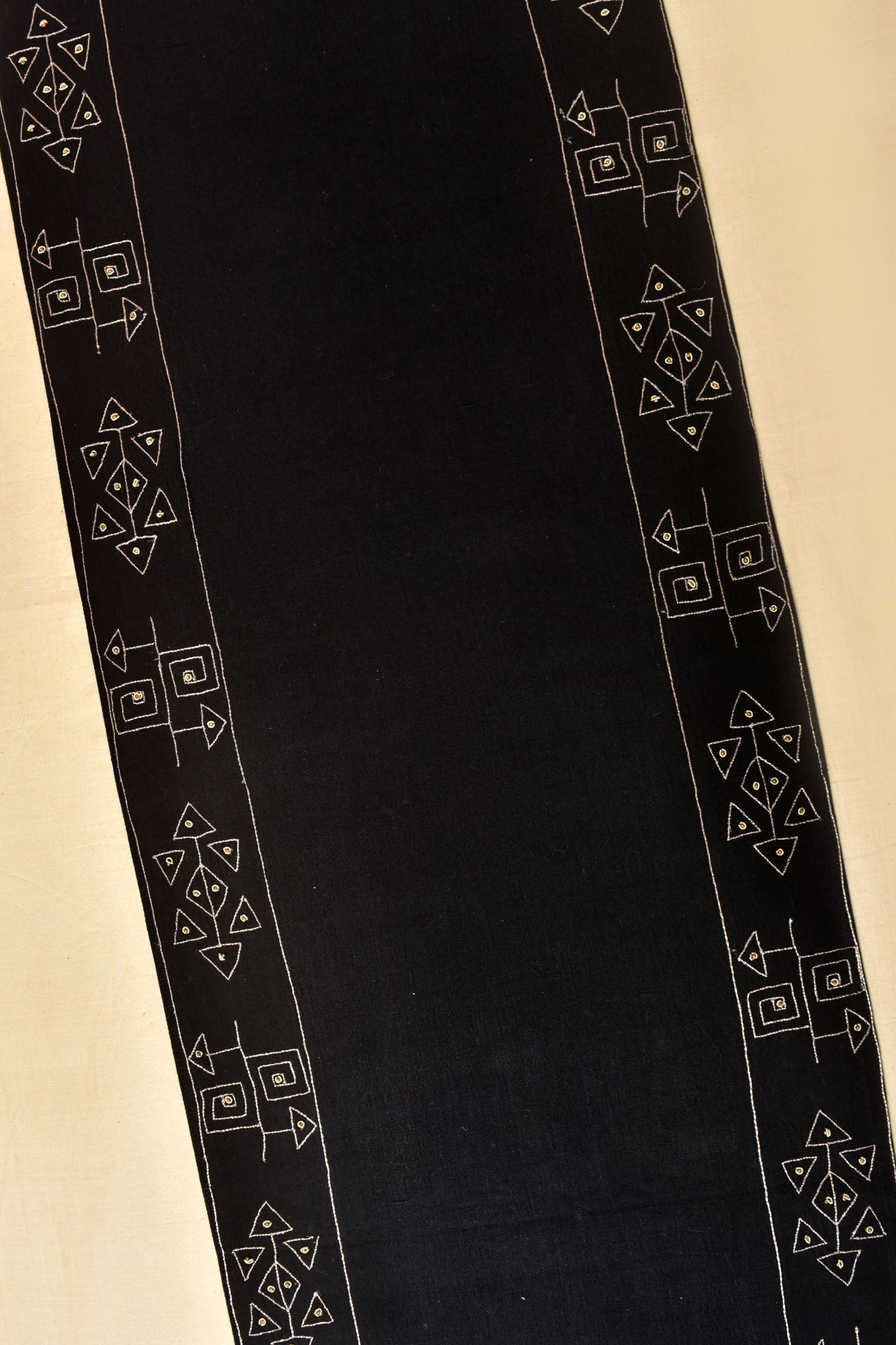 Nova - Dining Set Of Table Runner and 8 Table Mats - Veaves