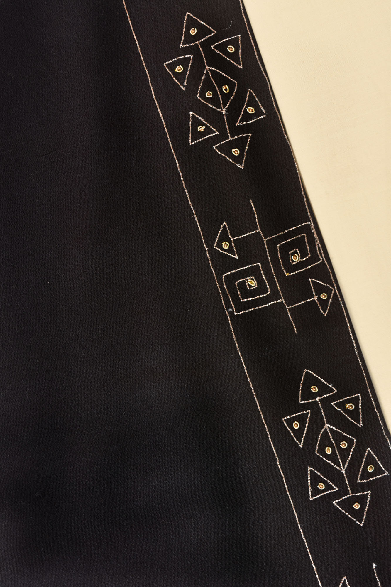 Nova - Dining Set Of Table Runner and 8 Table Mats - Veaves