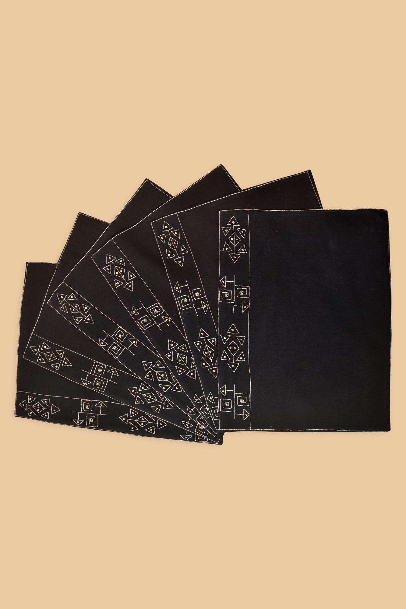Nova - Dining Set Of Table Runner and 8 Table Mats - Veaves