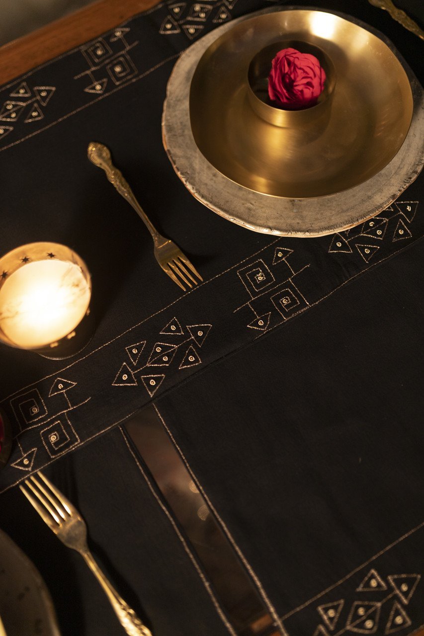 Nova - Dining Set Of Table Runner and 8 Table Mats - Veaves