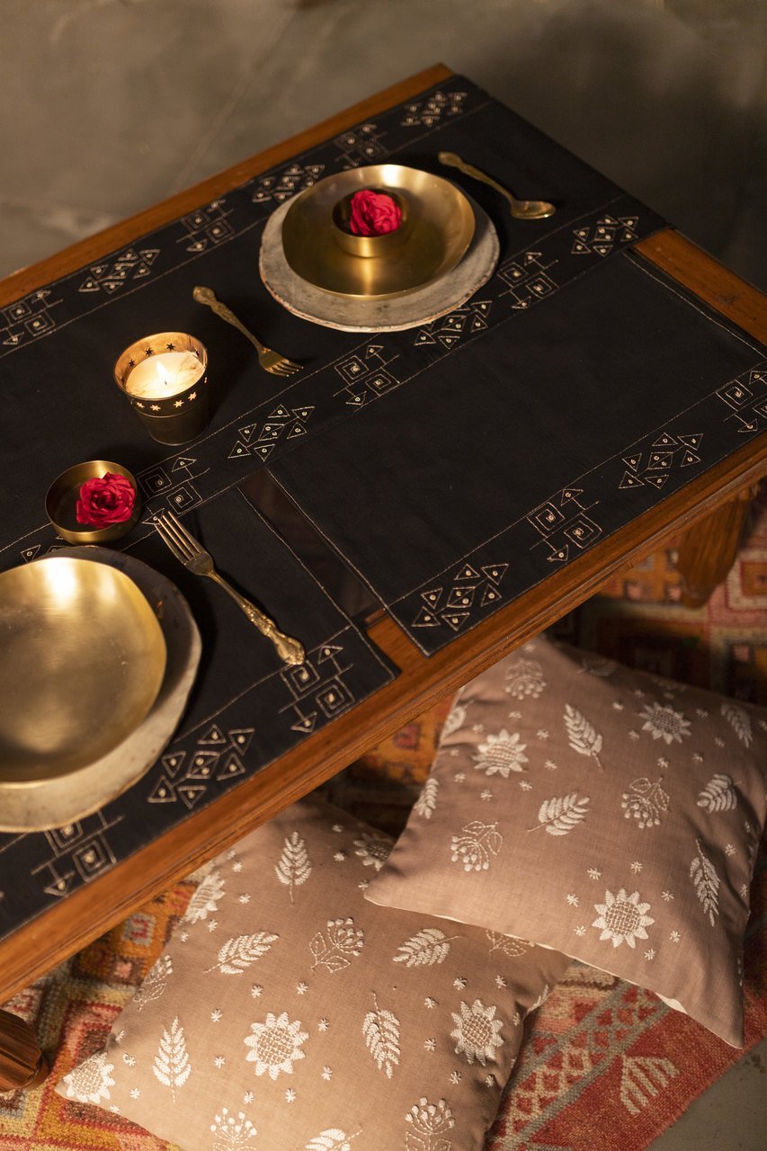 Nova - Dining Set Of Table Runner and 8 Table Mats - Veaves