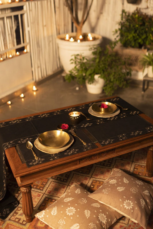 Nova - Dining Set Of Table Runner and 8 Table Mats - Veaves