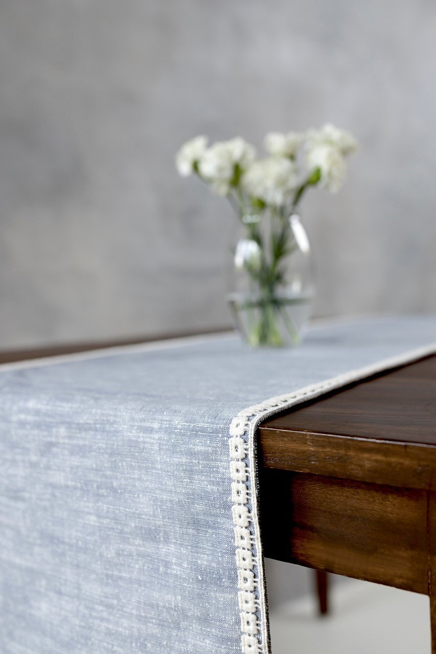 LAGOM - Dining Set Of Table Runner And 8 Table Mats. - Veaves