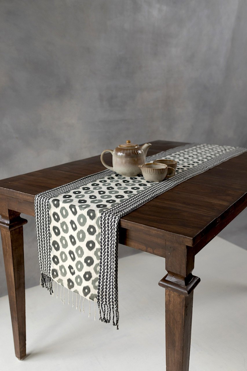 Wide-eyed -Table Runner - Veaves