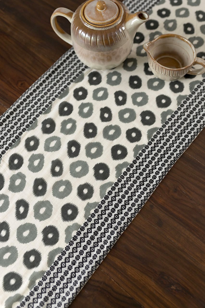 Wide-eyed -Table Runner - Veaves