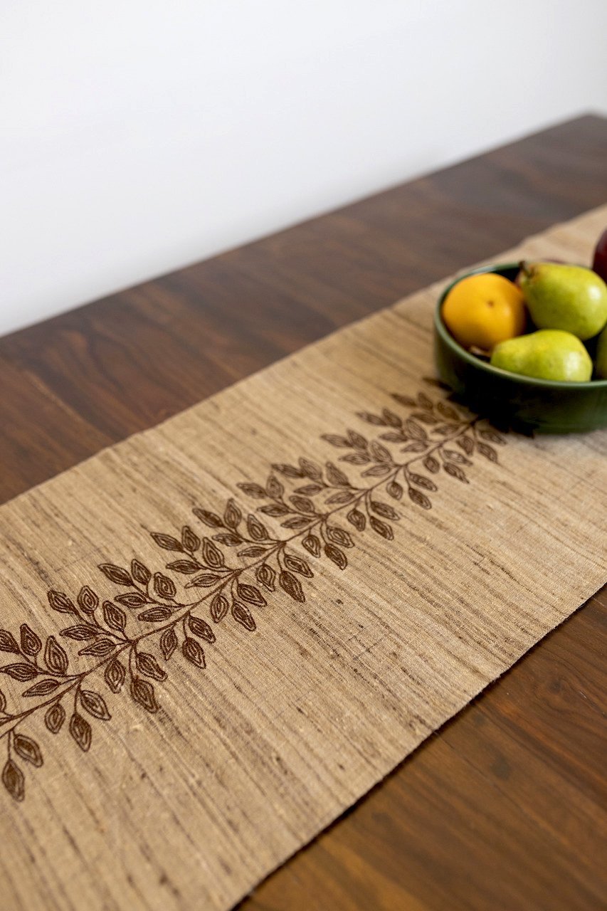 Recherché Dining Table Runner And Mats Set of 6