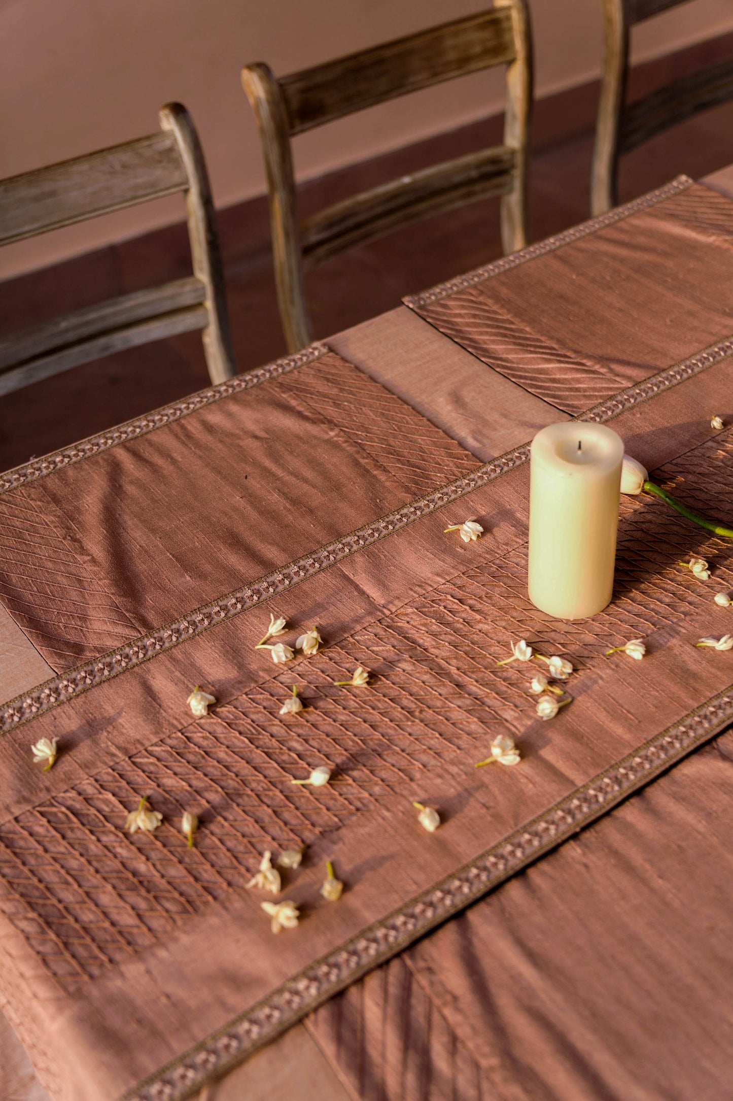 Cacao Dining Set of a Table Runner and 6 Table Mats