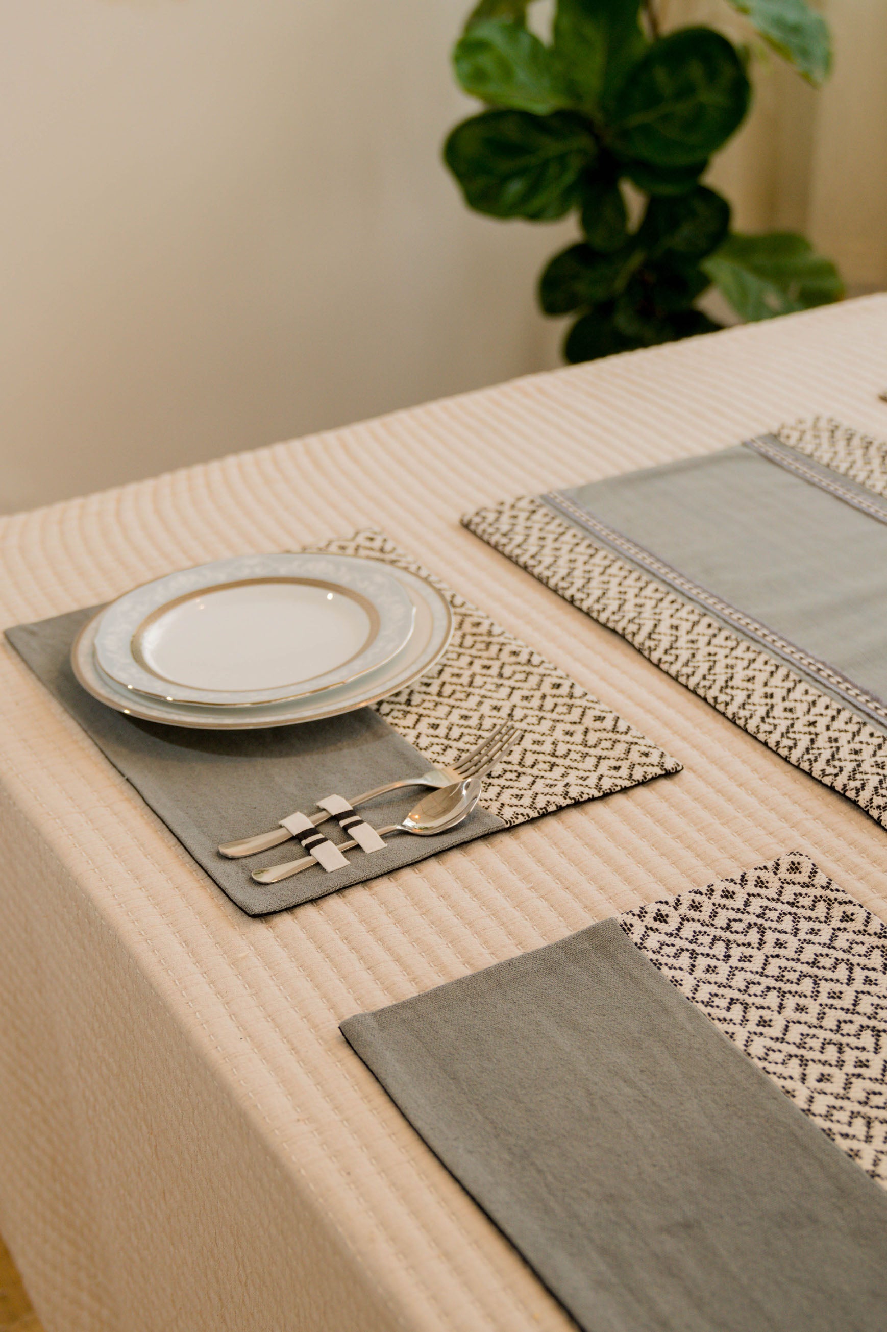 Aeolus Dining Table Runner And Mats Set of 8