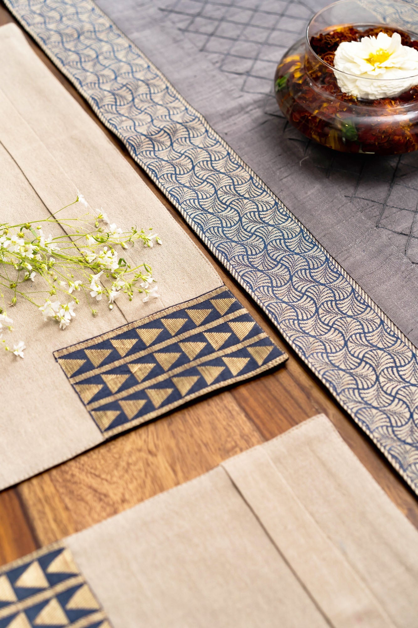 Mauvenmine Dining Table Runner And Mats Set of 6 