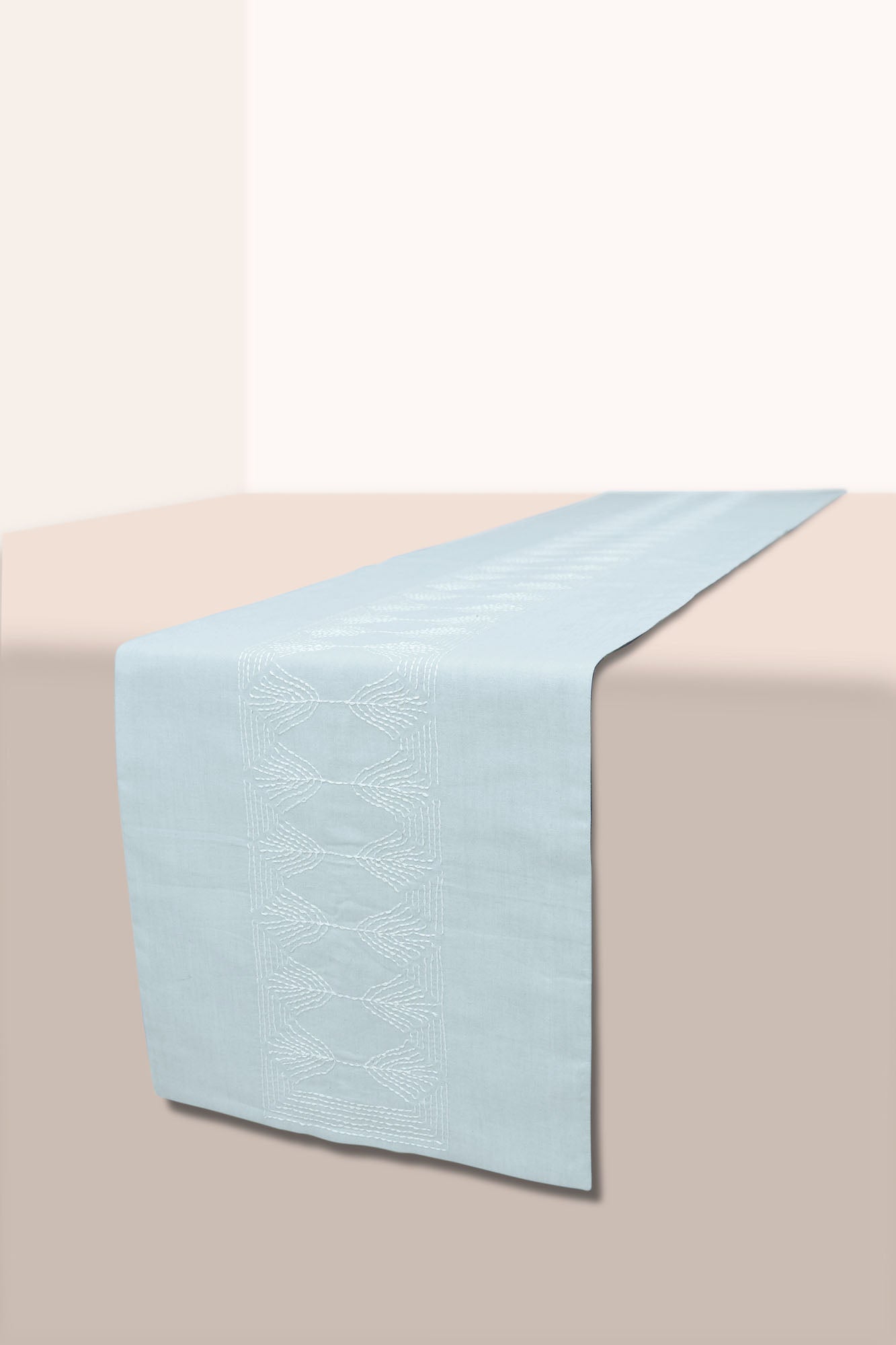 Amila - Dining Set Of A Table Runner And 6 Table Mats - Veaves